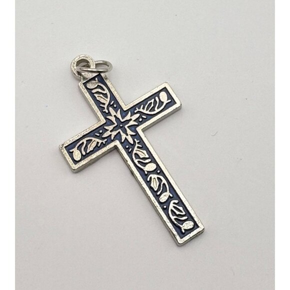 Vintage Silver Tone Cross Pendant With Intricate Engraving Religious Christian F - Picture 4 of 6